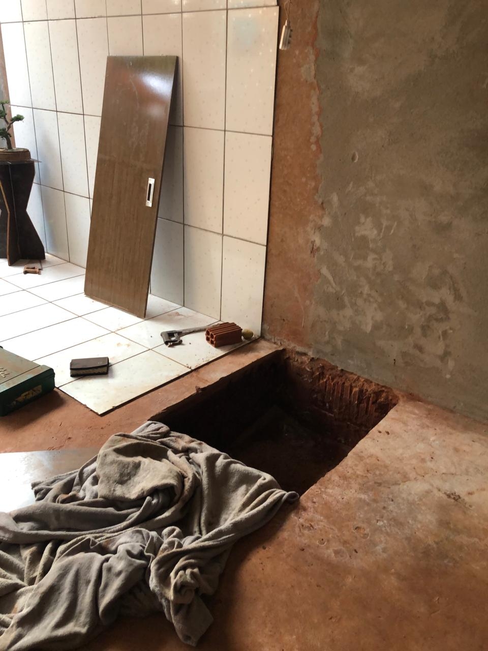 Delegacia de Atendimento à Mulher de Três Lagoas cumpre mandado de prisão e homem tenta se esconder dentro de um buraco