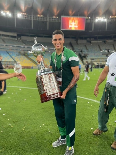 Zagueiro araçatubense comemora conquista da Libertadores no gramado do Maracanã