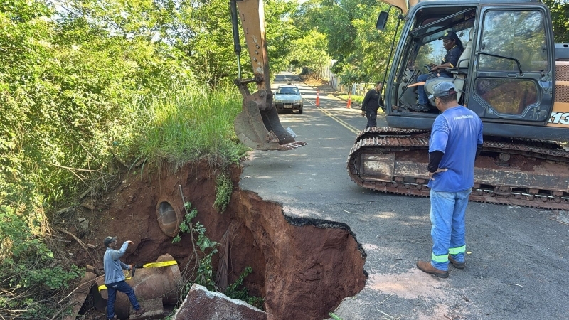 Rua Sebastião Arantes recebe reparos após danos causados pelas chuvas em Andradina