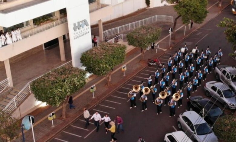 Em TL Banda Marcial Cristo Redentor se apresenta em frente ao Hospital Auxiliadora em comemoração aos 103 anos da instituição