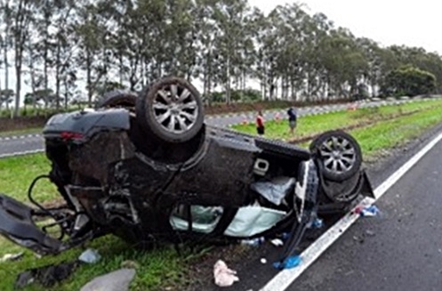 Land Rover capota na Marechal Rondon em Guararapes e deixa uma vítima fatal