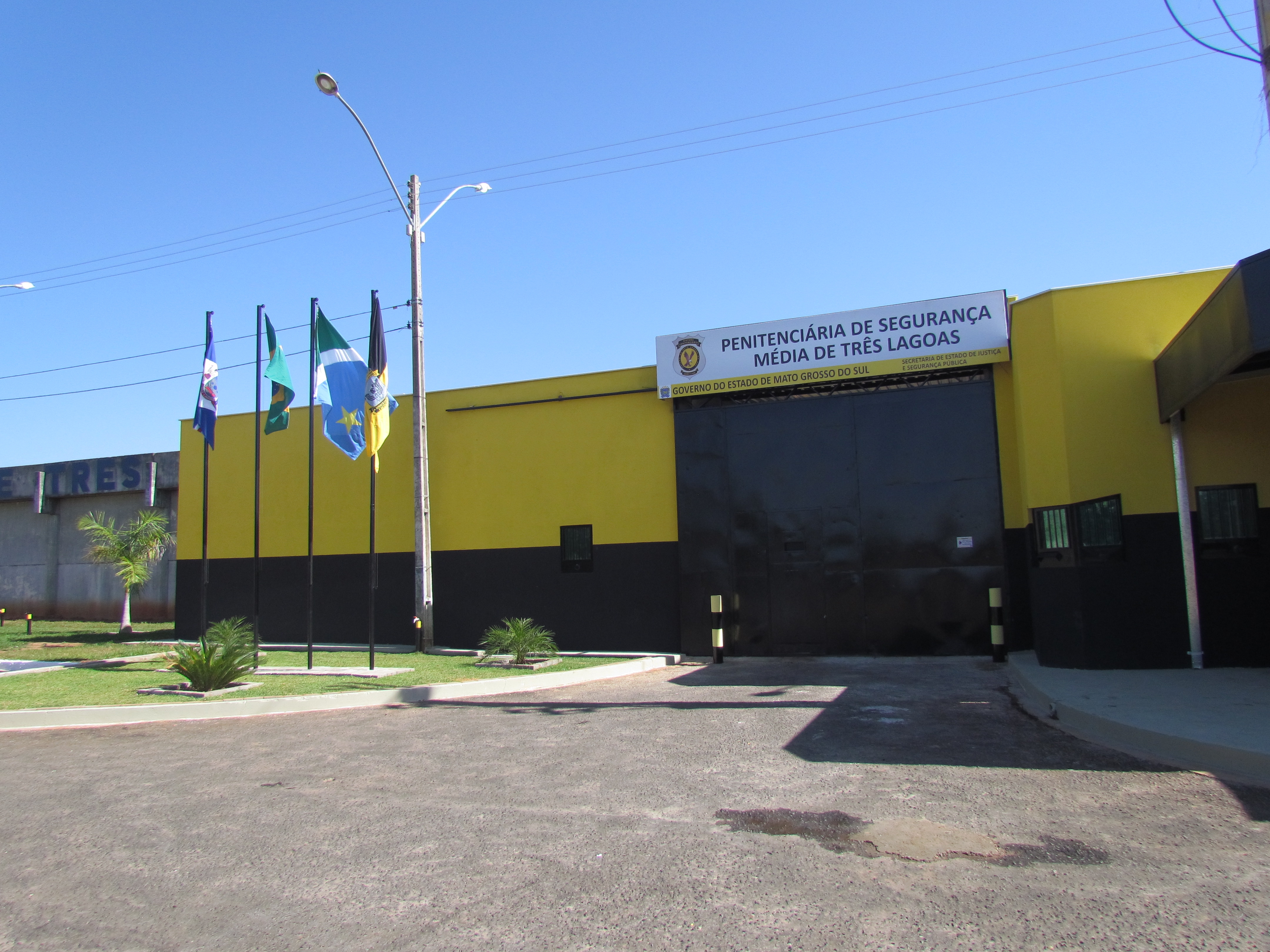 Em Três Lagoas mesmo sob tiros, presos pulam muro e escapam de penitenciária