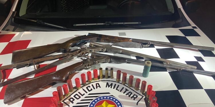 Força Tática da PM apreende armas e munições de grosso calibre em bar rural de Castilho