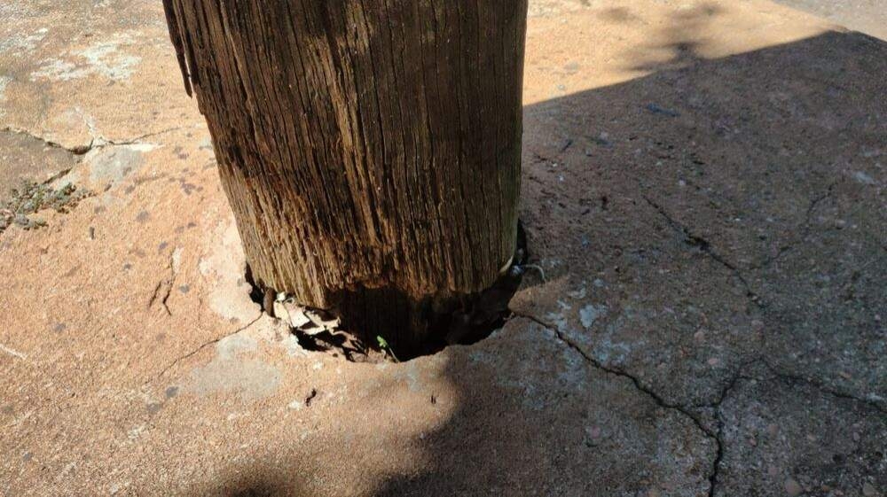 Poste de luz de madeira cede e coloca em risco moradores do bairro Santo Antônio em Andradina
