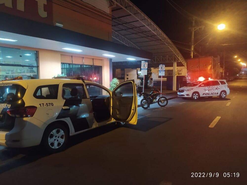 Homem tenta furtar supermercado no centro e é preso pela Polícia Militar de Andradina na madrugada