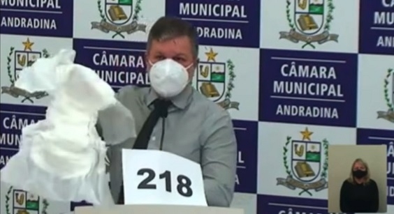 Guto Marão “detona” qualidade de fralda geriátrica distribuída em Andradina