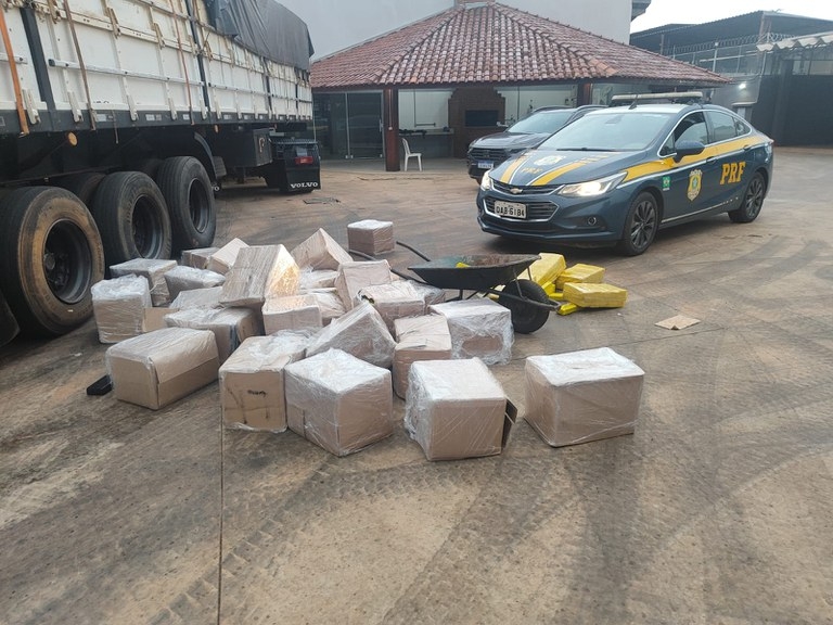 Polícia Rodoviária Federal de Três Lagoas apreende quase 1 tonelada de maconha escondida em carga de óleo vegetal