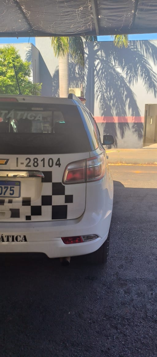 POLICIAIS MILITARES DE ANDRADINA PRENDEM HOMEM POR VIOLÊNCIA DOMÉSTICA E DESACATO