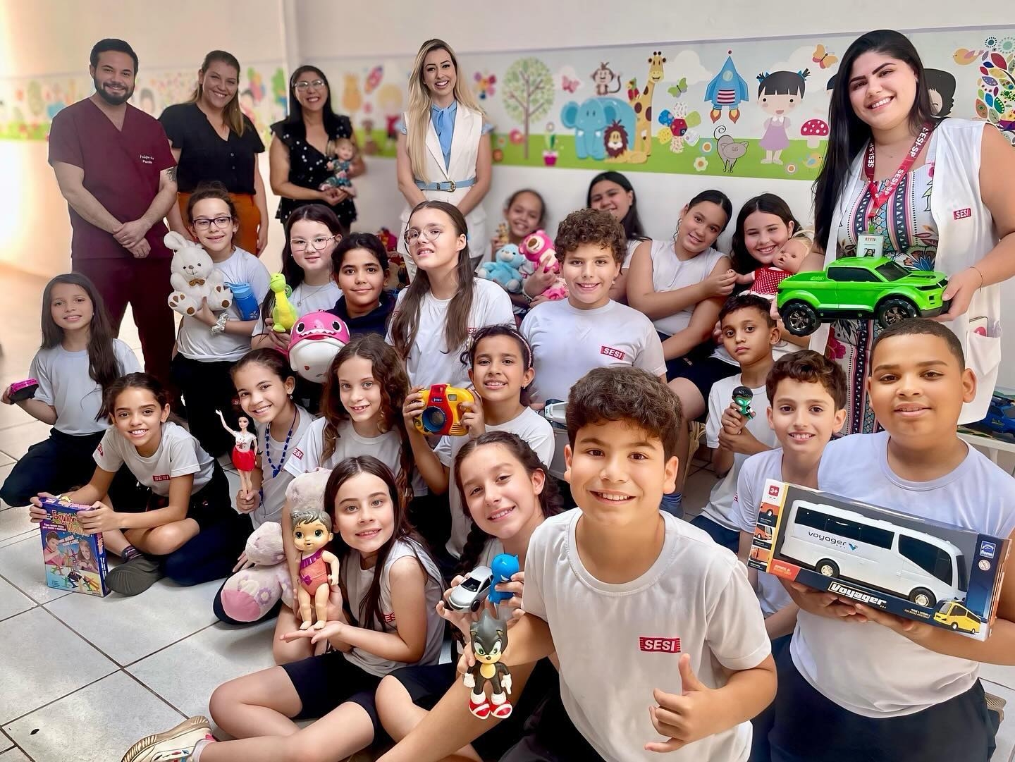 Escola Sesi arrecada e doa brinquedos para a brinquedoteca da Santa Casa de Andradina
