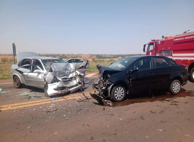 Batida frontal entre 02 veículos no entroncamento das rodovias General Figueiredo e Vereador Lousada deixa feridos em Pereira Barreto