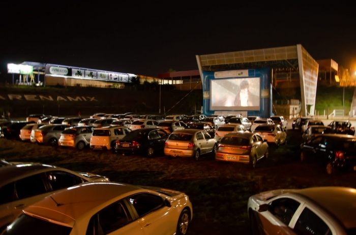 Com filmes nacionais e internacionais, 1255 pessoas prestigiaram cinema drive-in Cine Autorama em Três Lagoas