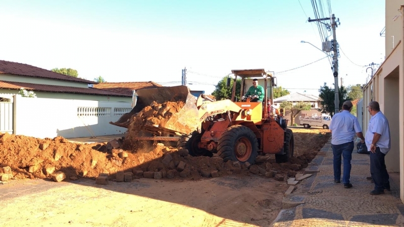 Prefeitura de Penápolis retira paralelepípedos da avenida Eduardo de Castilho