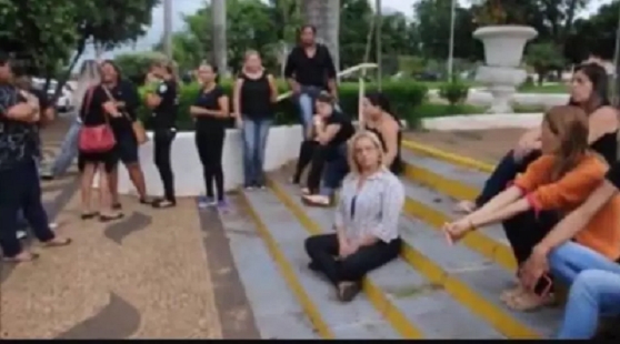 Chegada do Papai Noel encanta centenas de pessoas em Mirandópolis