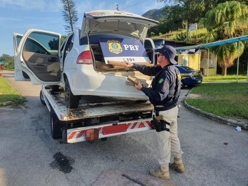 ANDRADINENSE QUE ERA LEVADO EM CAMINHÃO DE GUINCHO NA BR-163 TINHA 42 QUILOS DE MACONHA EM SEU PODER