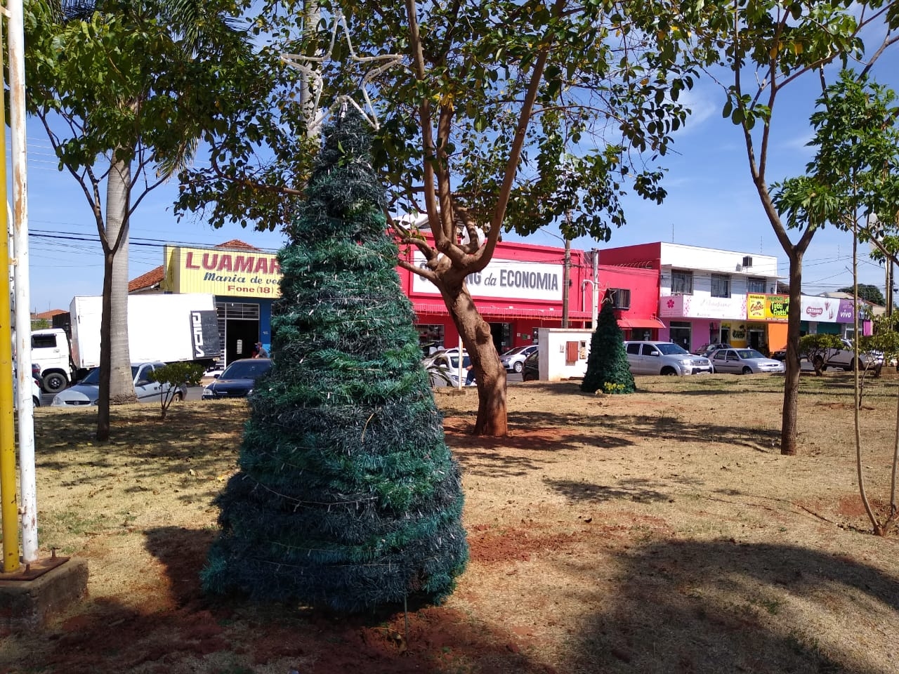 Prefeitura Municipal de Pereira Barreto está finalizando os enfeites para a decoração natalina