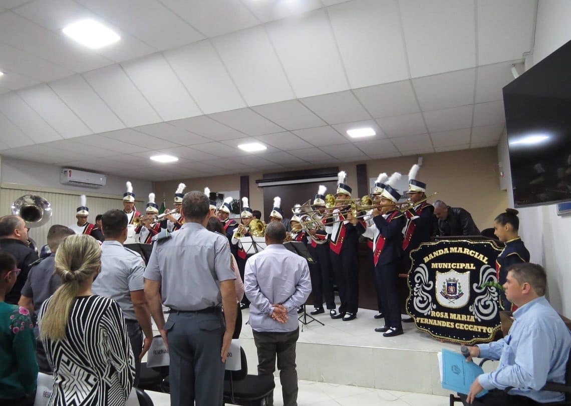CÂMARA MUNICIPAL DE LAVÍNIA PRESTA HOMENAGEM A POLICIAIS MILITARES