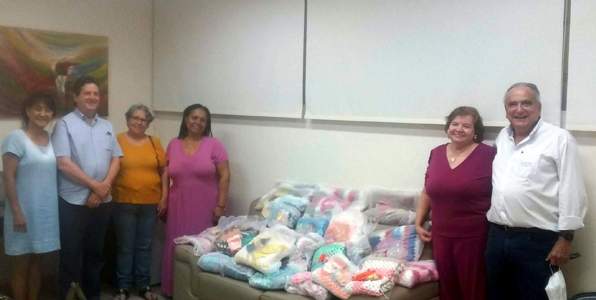 Voluntárias doam à Santa Casa de Araçatuba, kits de enxovais para recém-nascidos