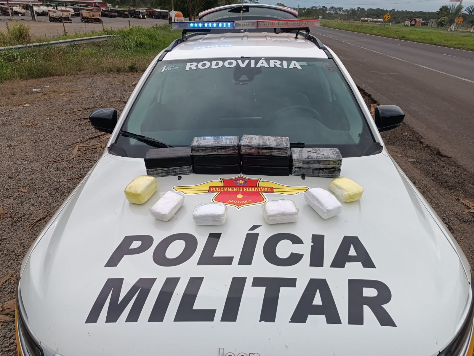 TOR PRENDE 03 TRAFICANTES BOLIVIANOS COM PASTA BASE DE COCAÍNA E MACONHA EM RODOVIA DE CASTILHO