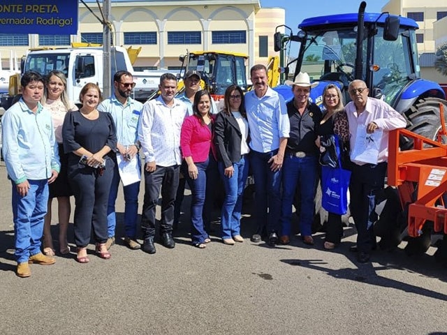 Prefeito de Nova Independência recebe veículos do Governador e assina novos convênios