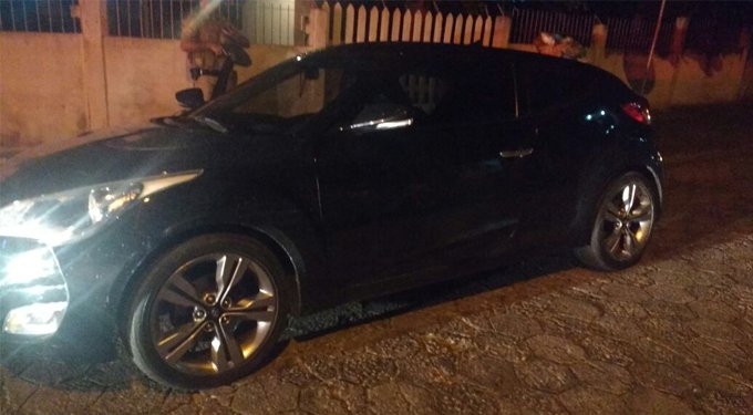 Armado, motorista de Veloster tenta atropelar policiais militares e foge a pé após abandonar o carro em Três Lagoas