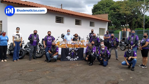Moto clube doa caixas de bombons para os alunos da APAE de Ilha Solteira