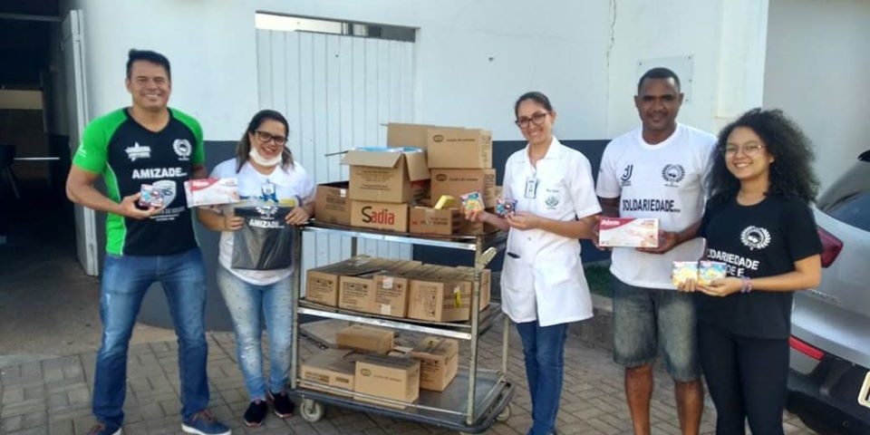 Clube dos Amigos Esportistas doam gelatinas e luvas ao Hospital de Três Lagoas