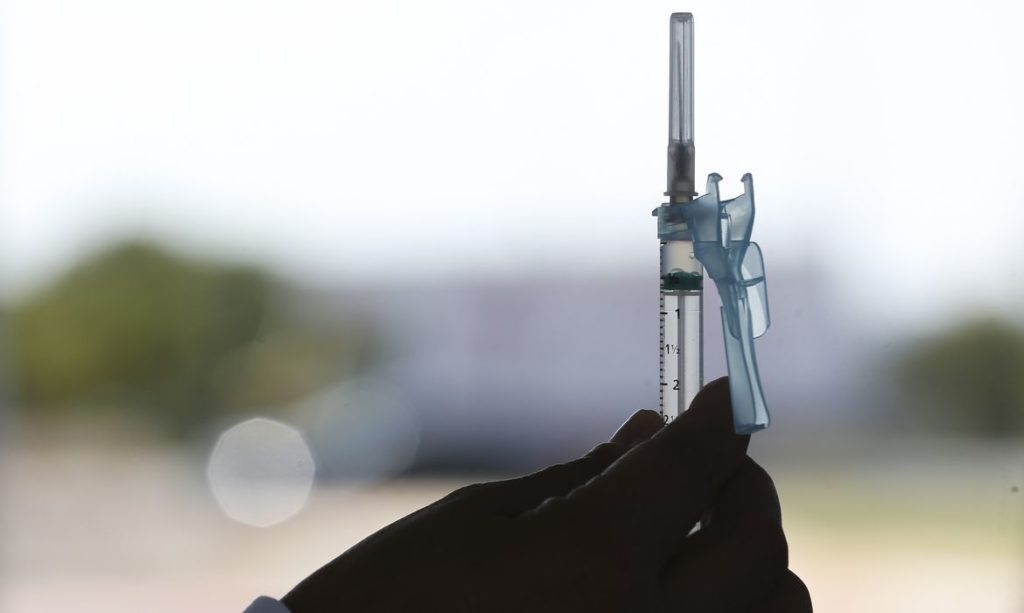 Penápolis vacina adolescentes de 12 anos