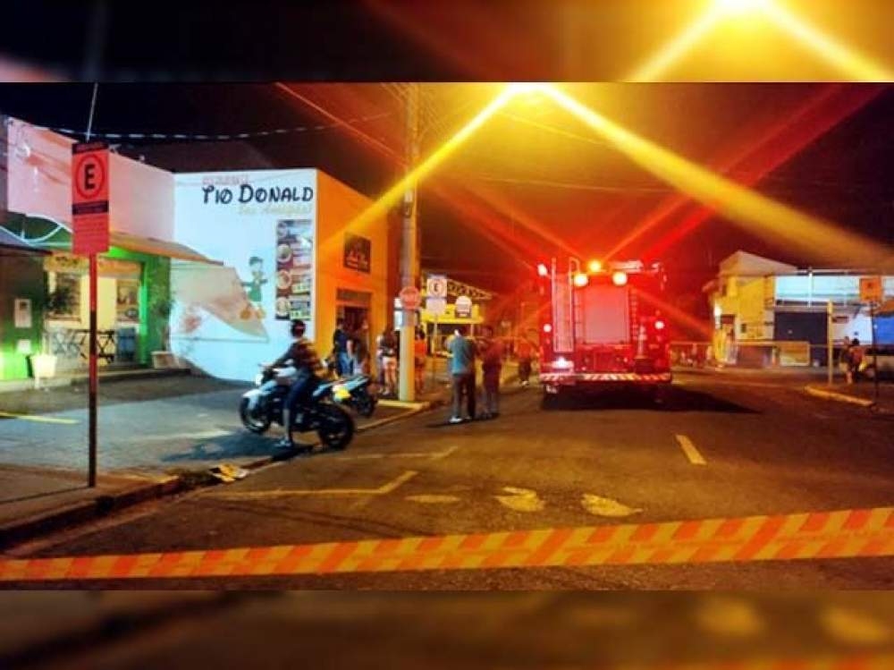 Incêndio provocado por curto circuito destrói loja no centro de Andradina