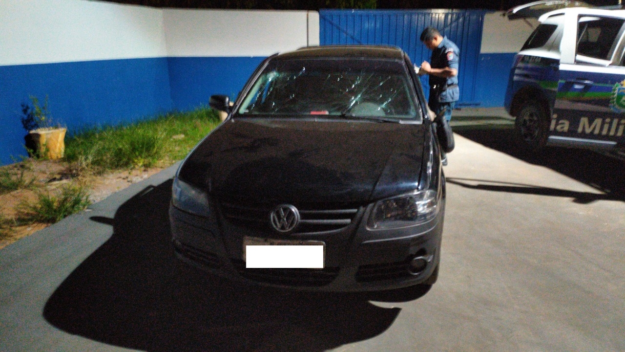 Polícia Militar prende homem embriagado ao dirigir veículo em Água Clara. O passageiro também foi preso