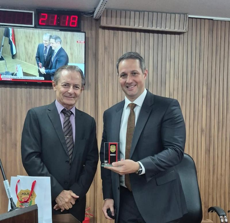 Em visita à Prudente, ex-chefe da SSP visita prédio reformado do Deinter-8 e recebe homenagem