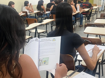 Mais de 250 estudantes realizam o primeiro Vestibular 2026 da Fundação Educacional de Andradina