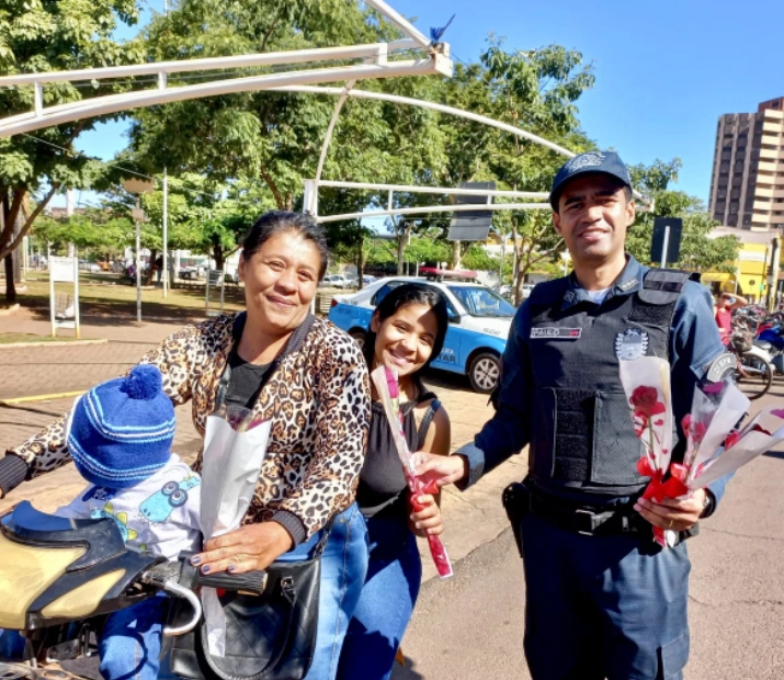 Policiais Militares do 2° BPM fazem homenagem ao Dia das Mães no centro de Três Lagoas