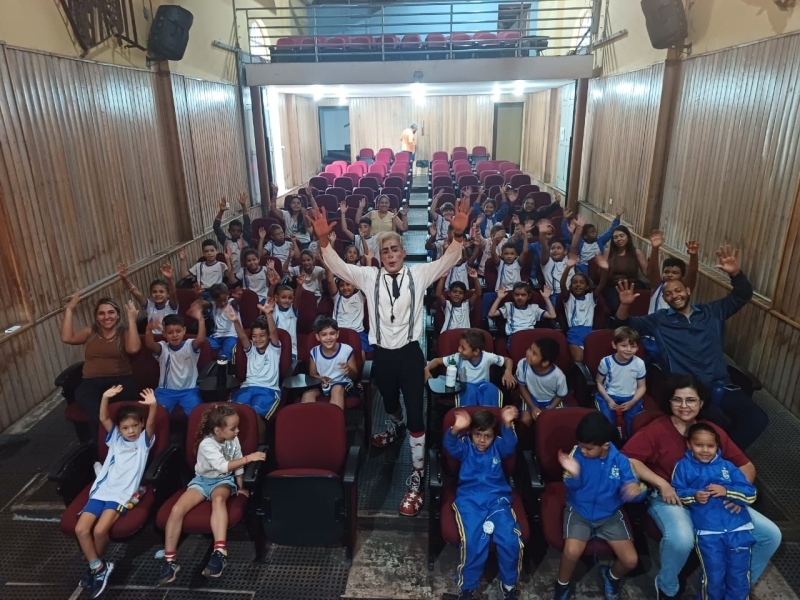 Alunos do bairro rural Timboré vem à cidade conhecer o “Teatro” de Andradina