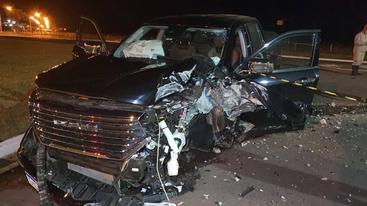 Dodge Ram atravessa rotatória e bate em poste na avenida Jamil Jorge Salomão em Três Lagoas