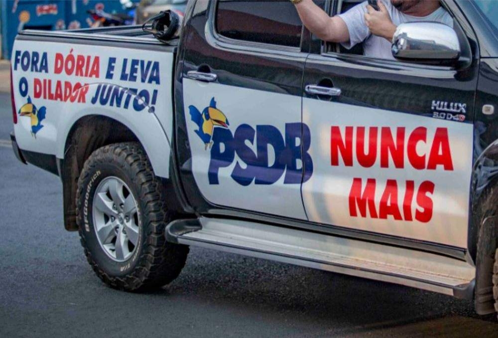 Em Araçatuba Justiça Eleitoral manda retirar adesivos contra Dilador de caminhonete apreendida