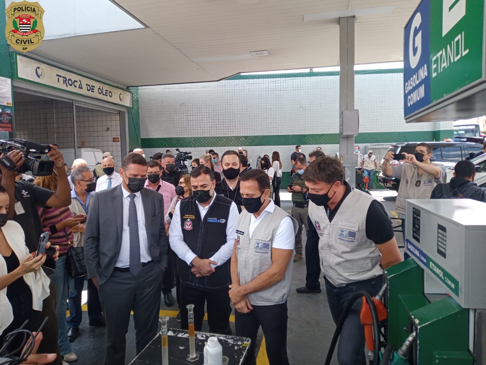 Autoridades acompanham vistoria realizada pela Polícia Civil em posto de combustível