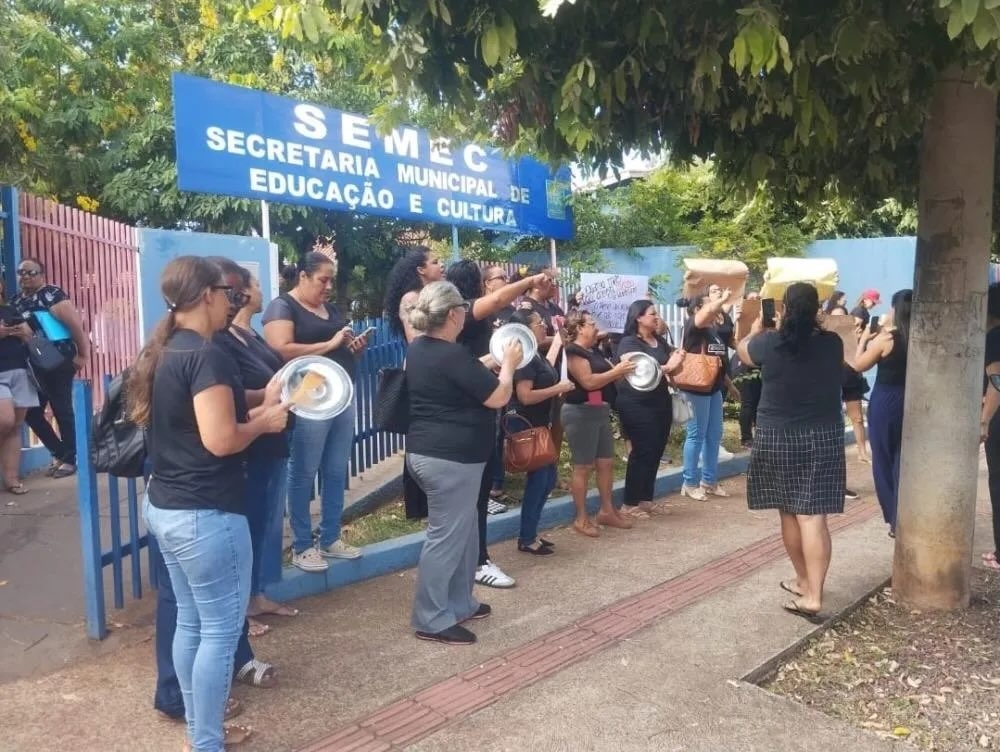 MERENDEIRAS DE TRÊS LAGOAS FAZEM PROTESTO CONTRA A TERCEIRIZAÇÃO DA MERENDA ESCOLAR
