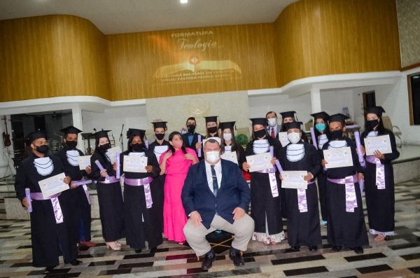 Em Três Lagoas médico e vereador Issam Fares Junior foi Paraninfo de acadêmicos de Teologia