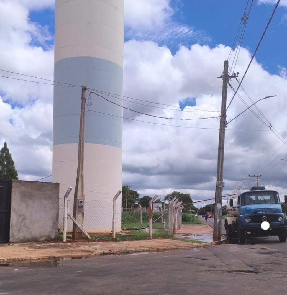Desperdício de água por caminhão-pipa da Águas Andradina revolta moradores do bairro Castanheiras