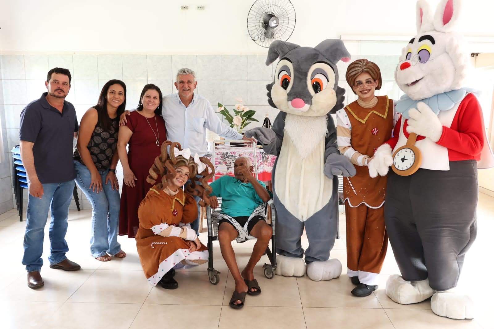 Prefeito e vice visitam Asilo de Guaraçaí e compartilham momento especial com idosos