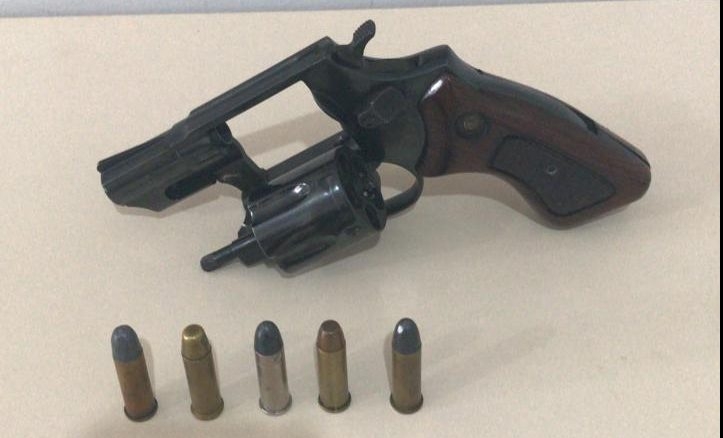 Polícia Militar prende cunhados após briga, colisão entre veículos e ameaça com arma de fogo em Três Lagoas
