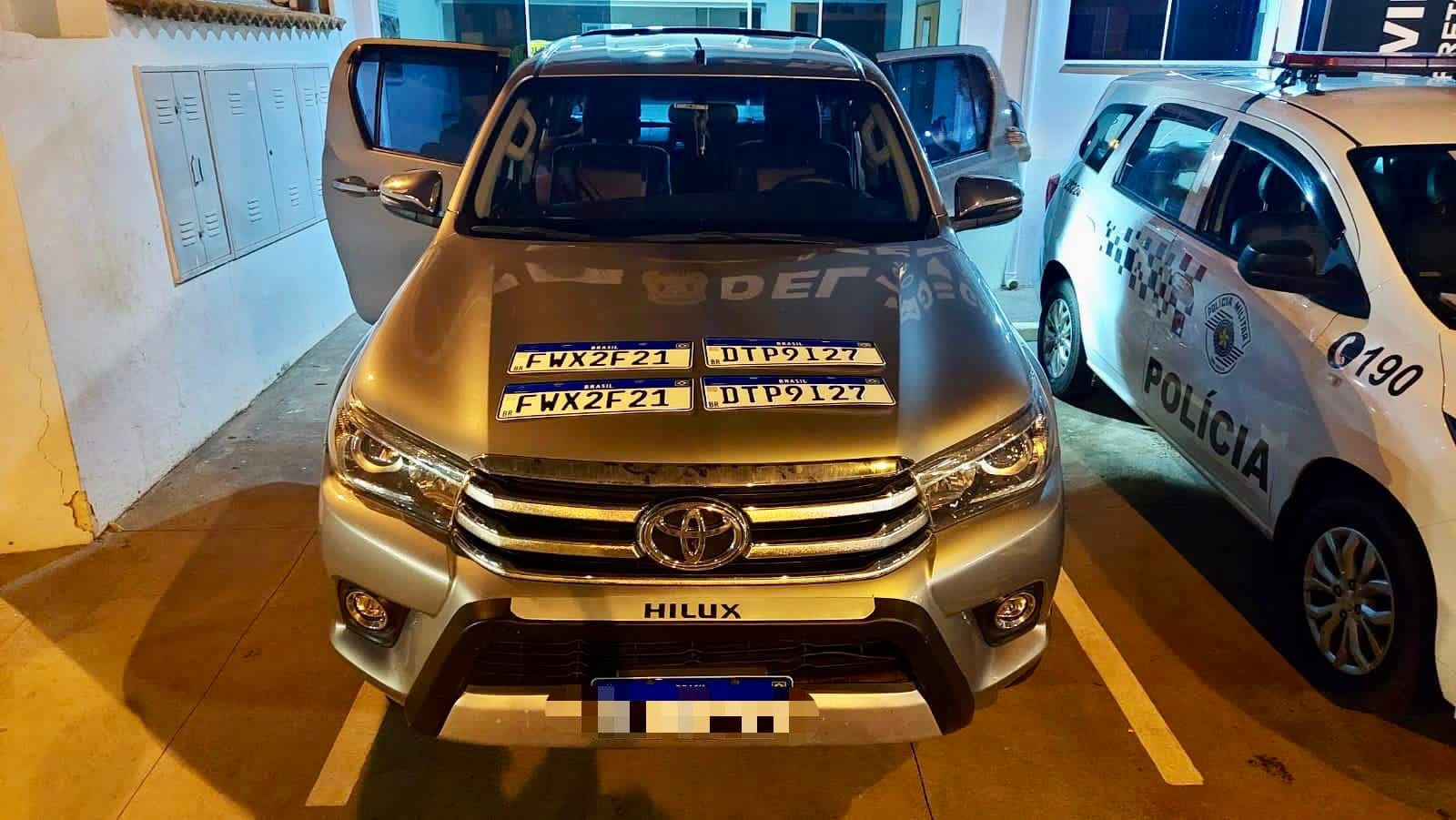 Em Pereira Barreto Polícia Militar prendeu motorista com hilux furtada e com várias placas dentro