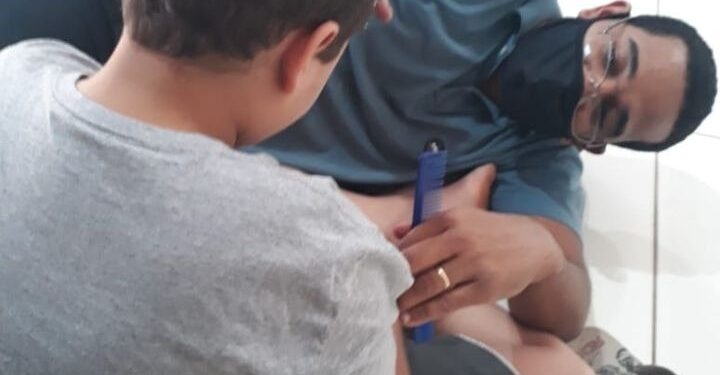 Cabeleireiro andradinense realiza malabarismos para satisfazer criança com autismo