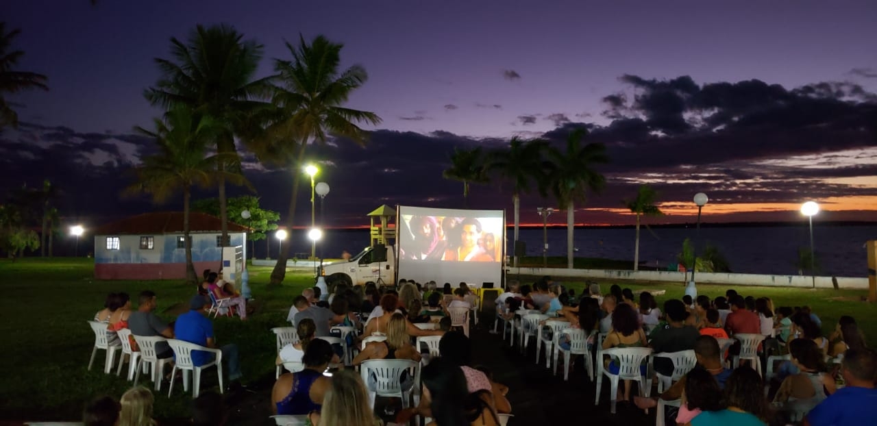 Prefeitura de Pereira Barreto realizou a primeira sessão do Projeto Cinema no Bairro do ano na Praia Municipal