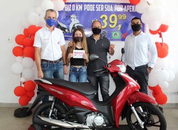 Em Três Lagoas ganhadora da Biz 0Km recebe seu prêmio
