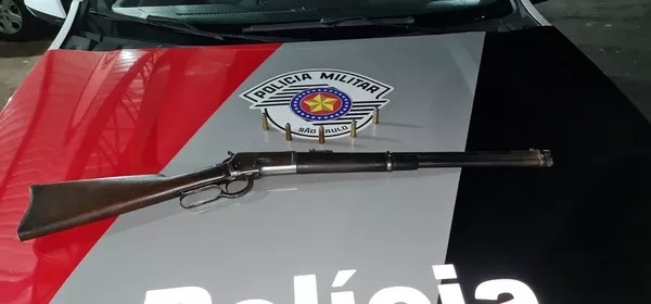 Carabina e munições de calibre 44 são apreendidas após denúncia à Polícia Militar em Tupi Paulista
