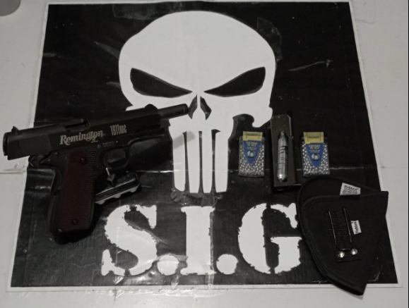 Policiais civis prendem homem que ameaçou motorista com arma de Airsoft em Água Clara