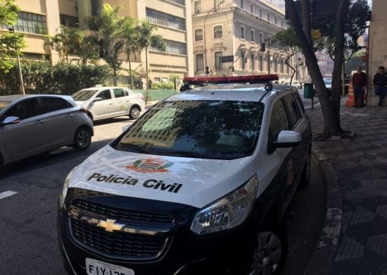Homem ameaça cometer suicídio na região central de Campo Grande, mas desiste após quase uma hora de conversa com policiais militares do 1ºBPM