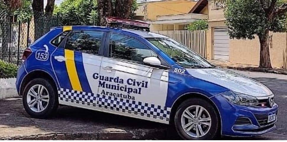 Em Araçatuba homem é preso pela Guarda Municipal no telhado de restaurante na Avenida Prestes Maia