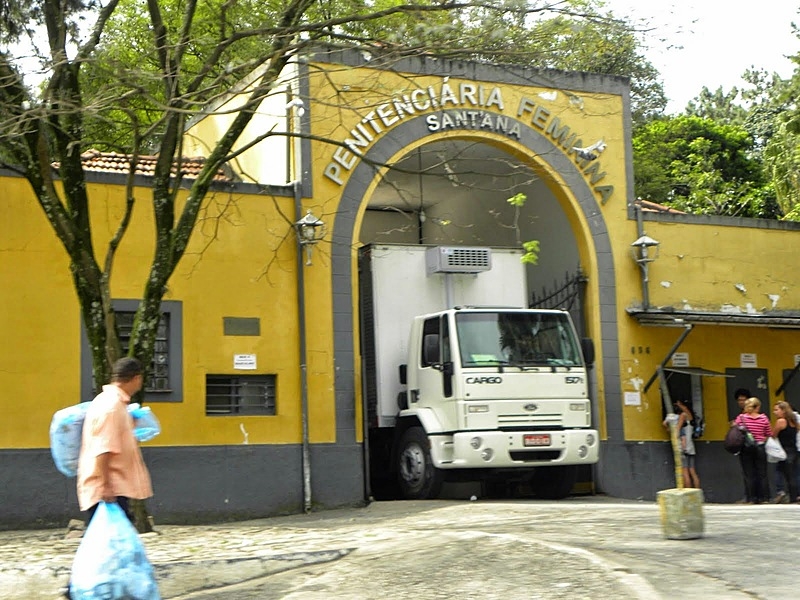 Presa agride duas policiais penais da Penitenciária Feminina de Santana com estaca de madeira